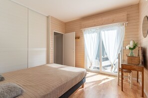 4 habitaciones, tabla de planchar con plancha y cuna de viaje