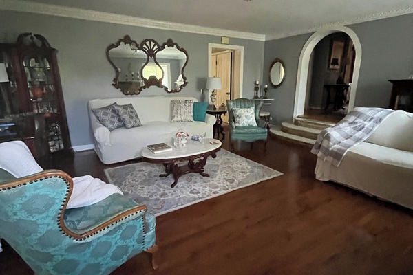 Smart-TV, Kamin, DVD-Player, BĂŒcher