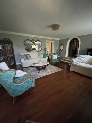 Smart TV, fireplace, DVD player, books