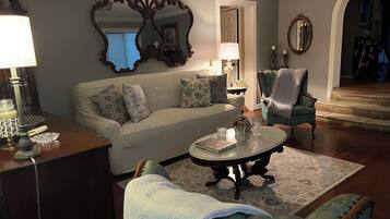 Smart TV, fireplace, DVD player, books