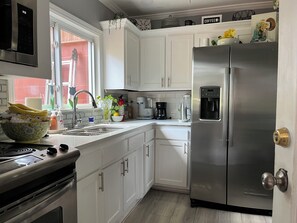 ثلاجة، ميكروويف، فرن، موقد طهي مسطح