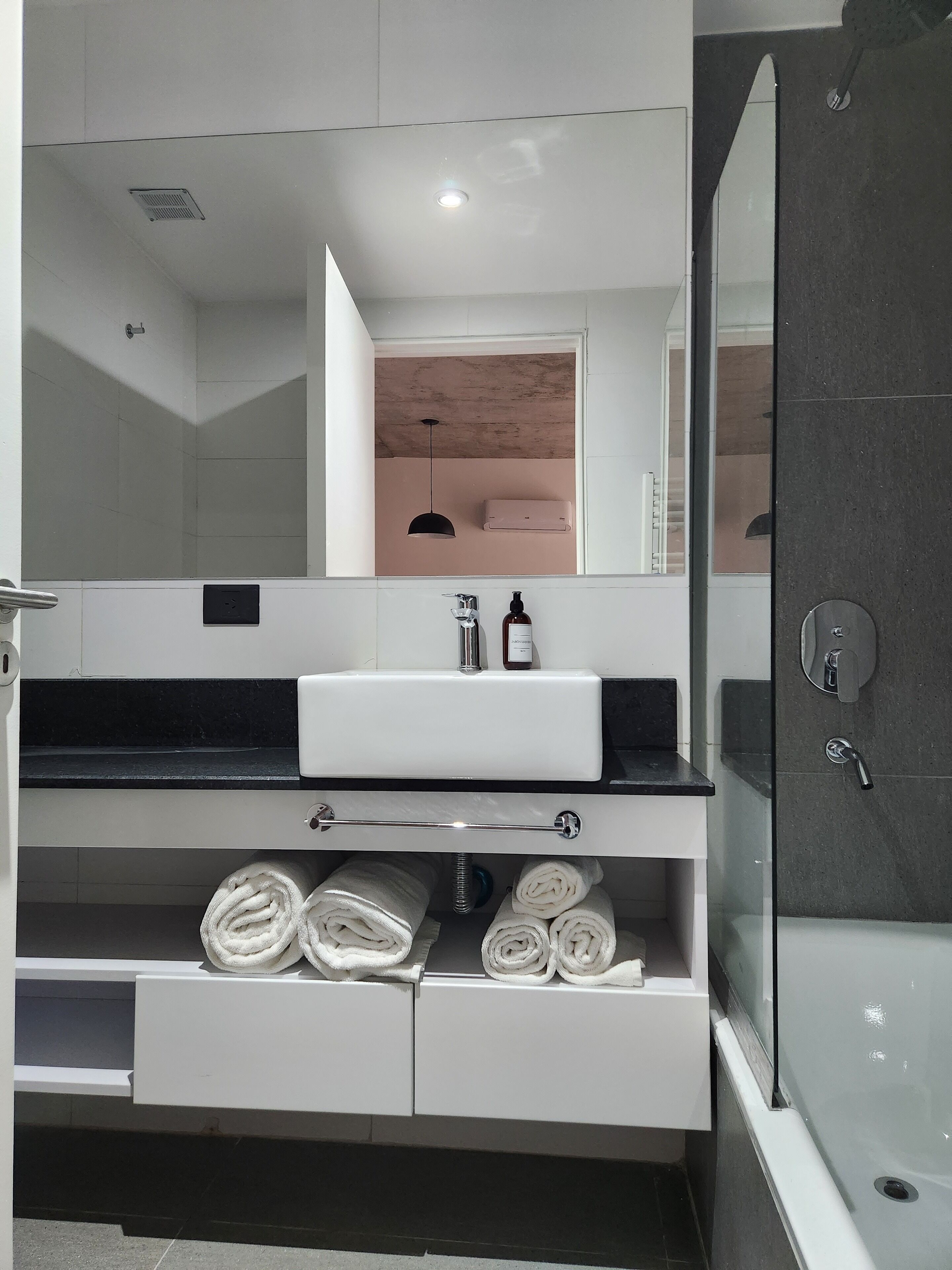 Appartement Deluxe | Salle de bain | Douche, sèche-cheveux, bidet, serviettes fournies