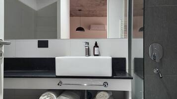 Apartemen Deluks | Kamar mandi | Shower, pengering rambut, kloset, dan handuk