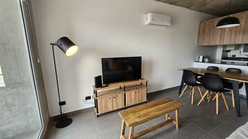 Appartement Deluxe | Coin séjour | Télévision