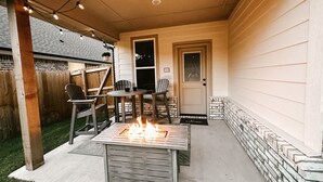 Outdoor dining - Luxury meets Cozy New Build (Tyler)