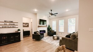 Smart TV, fireplace, books - Luxury meets Cozy New Build (Tyler)