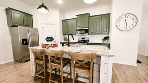 Coffee/tea maker, fridge, microwave, oven - Luxury meets Cozy New Build (Tyler)