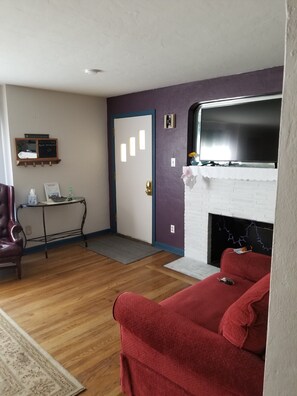 TV - Charming house in quiet SW Reno neighborhood (Reno)