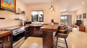 Kjøleskap, mikrobølgeovn, ovn og kokeplater