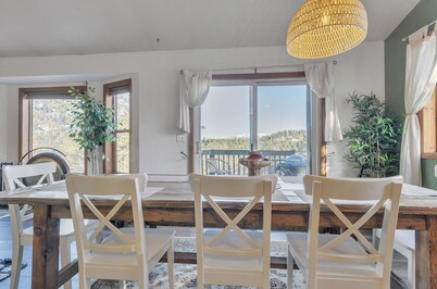 A Private Retreat with Breathtaking views of Pikes Peak w/ HOT TUB
