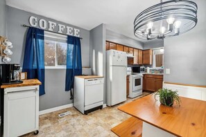 Private kitchen - Cheerful 4 Bedroom Lansing Home (Lansing)