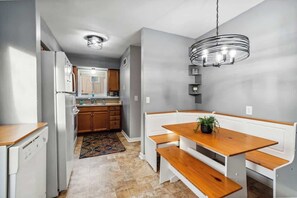 Private kitchen - Cheerful 4 Bedroom Lansing Home (Lansing)