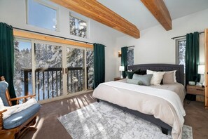 4 bedrooms, desk, travel cot, free WiFi