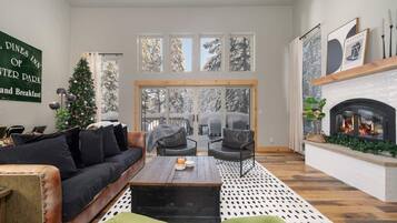 Smart-TV, Kamin, Arbeitsbereiche