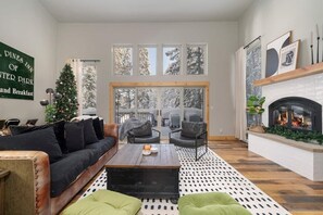 Smart TV, chimenea y oficina