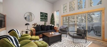 Beautiful Ski-In Home, with Hot Tub!