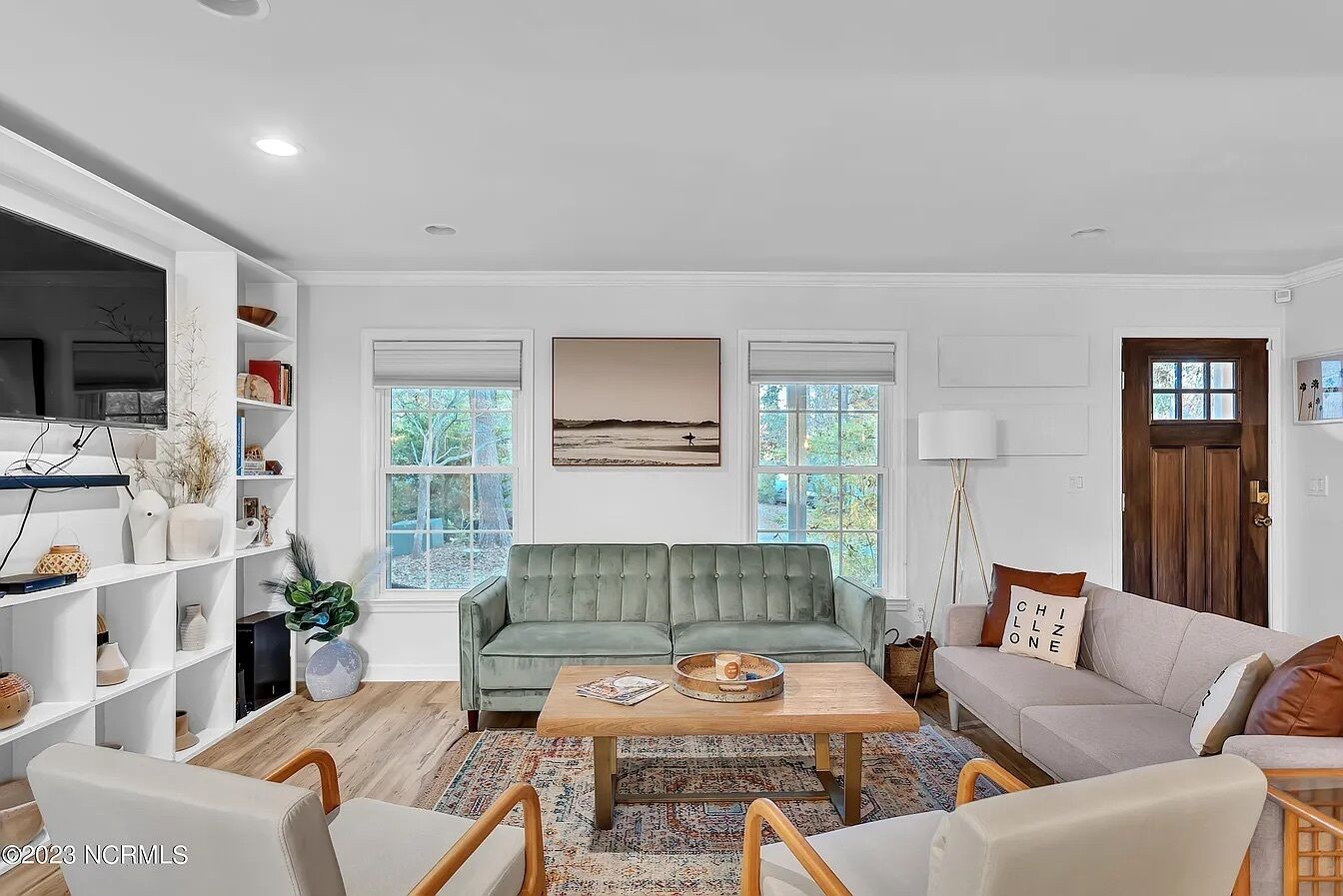 Tropical Spacious & Cozy  4 bedroom retreat with pool