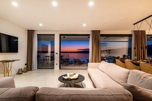 TV - Luxury Villa Novita with Pool (Novigrad)