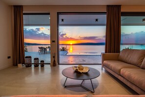 TV - Luxury Villa Novita with Pool (Novigrad)