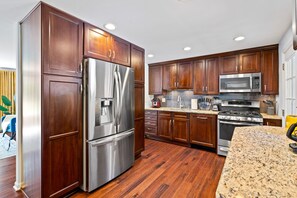 Refrigerador, microondas, horno, placa de cocina