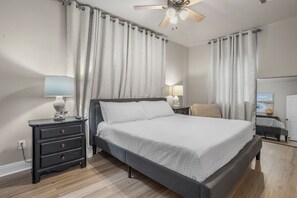 3 habitaciones, escritorio y tabla de planchar con plancha 