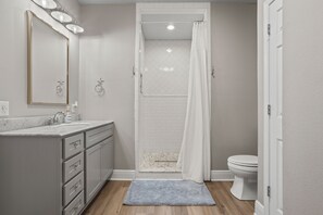 Combined shower/tub, hair dryer, towels, soap - Walk to Downtown + Game Room + Sleeps 9 (Ocean Springs)