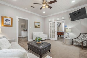 Älytelevisio, videopelejä, DVD-soitin, pöytätennispöytä