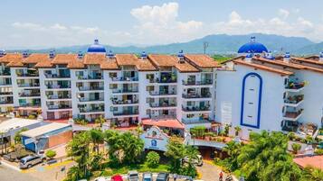 Vista frontal de la propiedad