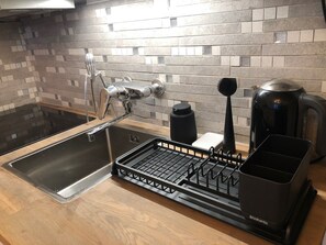 Kjøleskap, mikrobølgeovn, ovn og kaffetrakter/tekoker