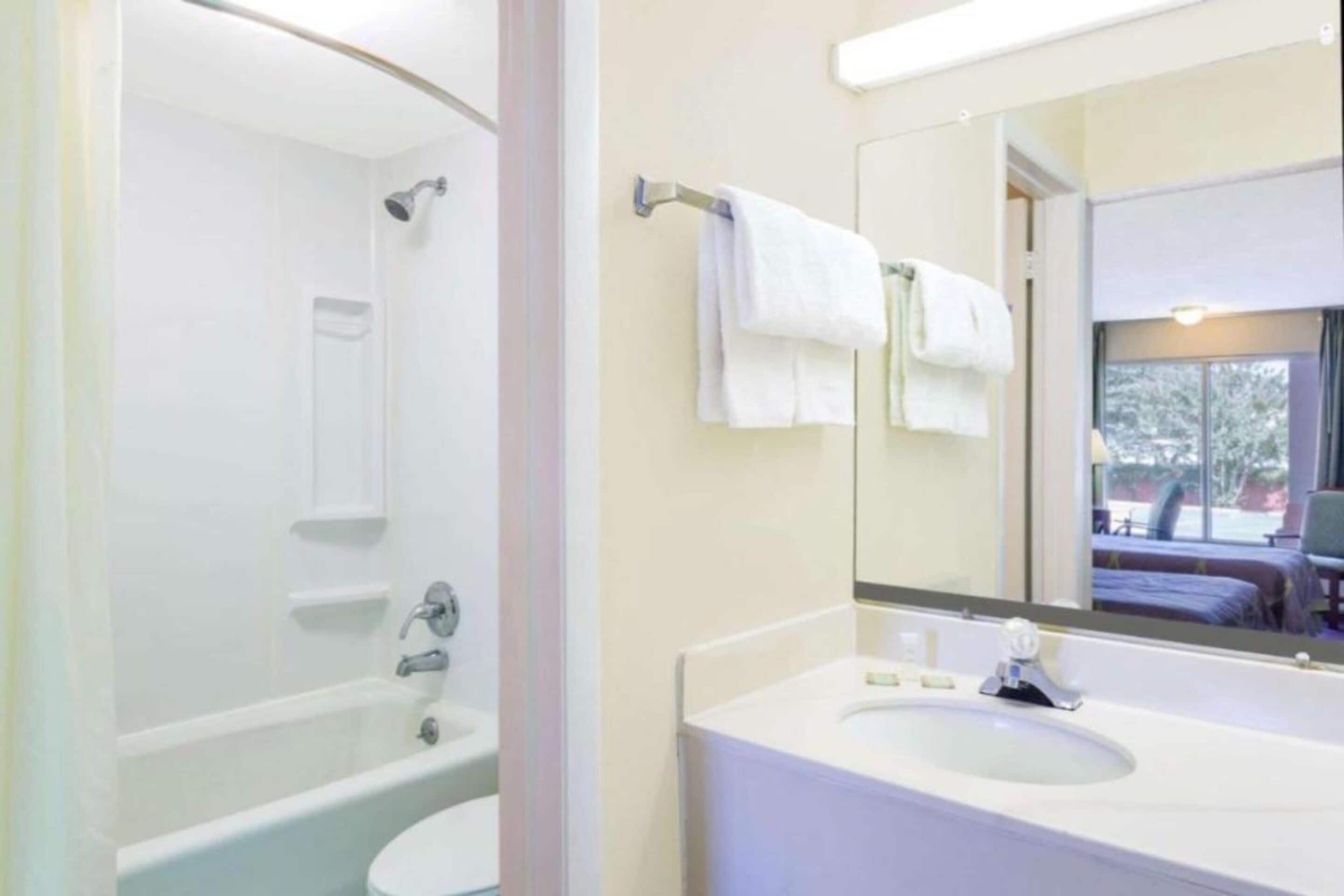 Regadera tipo lluvia, amenidades de baño gratuitas, secadora de cabello 