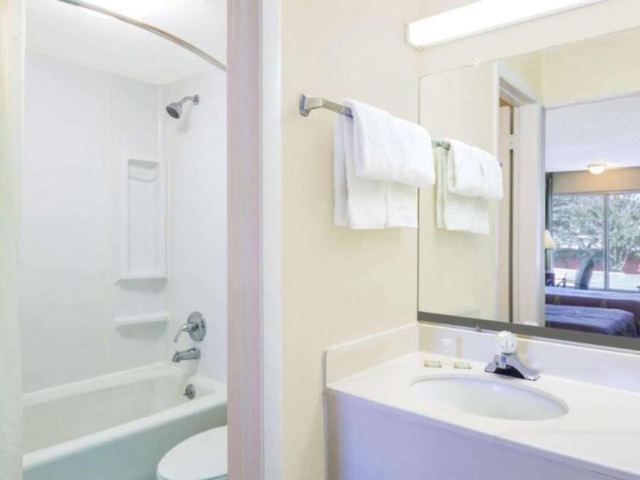 Douche à « effet pluie », articles de toilette gratuits, sèche-cheveux
