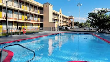 Hồ bơi ngoài trời