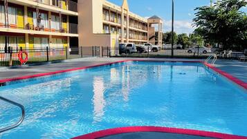 Hồ bơi ngoài trời