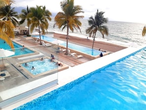 2 piscines extérieures
