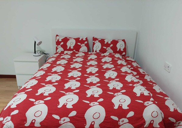 3 bedrooms, desk, iron/ironing board, free WiFi