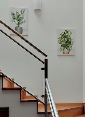 A staircase with wooden steps and a metal handrail. - A spacious and bright house located in the Old Town, in the city center (A Guarda)