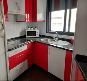 Réfrigérateur, micro-ondes, cafetiÚre/bouilloire, grille-pain