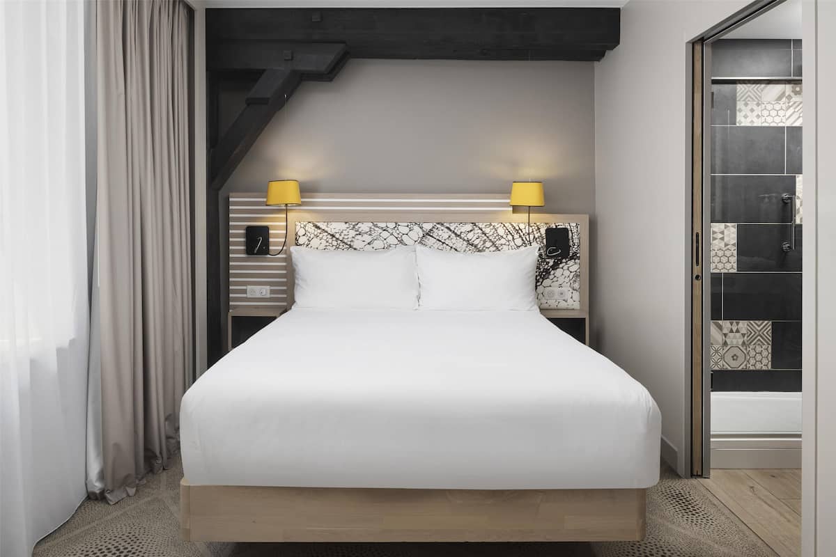 Quarto, 1 cama Queen | Cofres nos quartos, quartos à prova de som