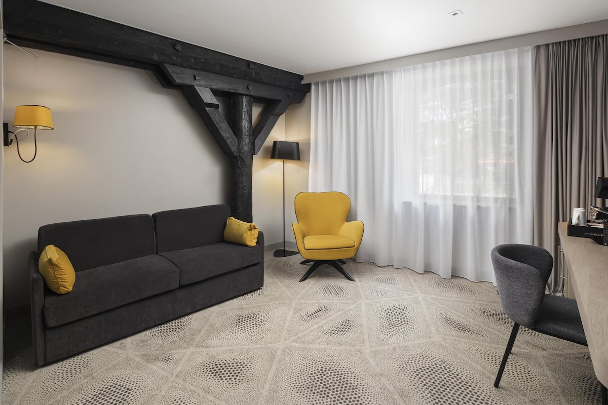 Suite, 1 Bedroom | Living area