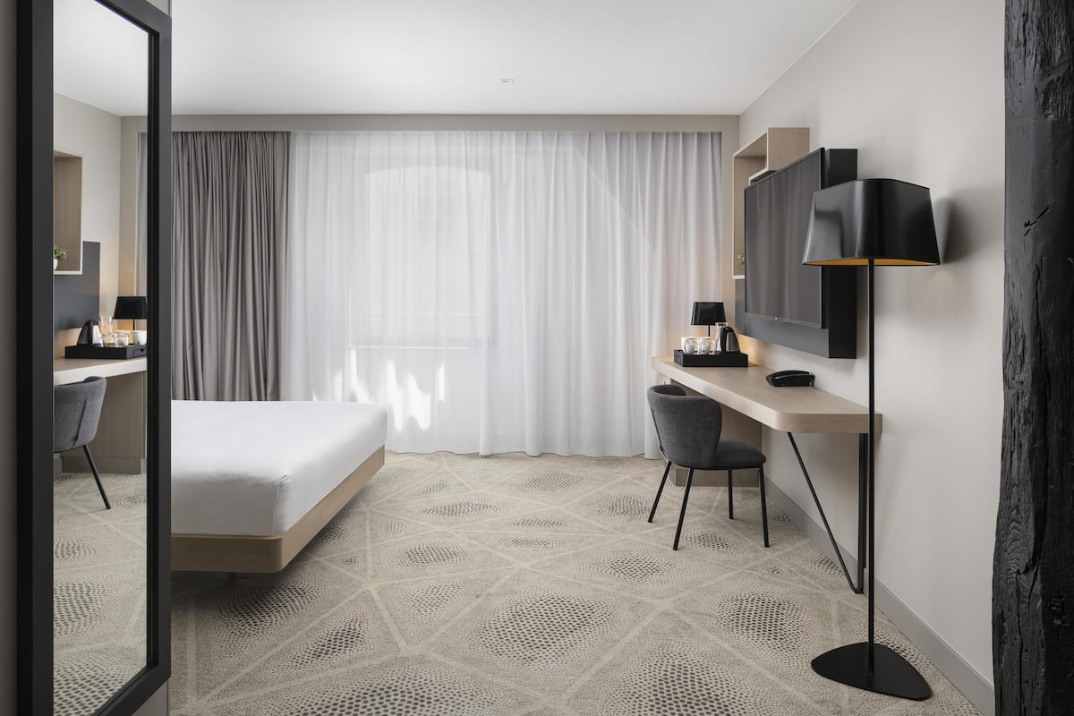 Room, 1 King Bed, Accessible | In-room safe, soundproofing, iron/ironing board, free cots/infant beds
