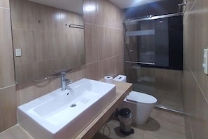 Dusche, Bidet, Handtücher, Toilettenpapier