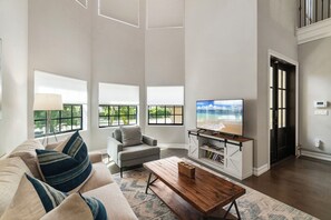 Smart TV, chimenea y oficina 