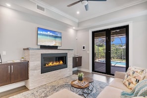Smart TV, fireplace, offices - LUXE: Walk to Beach, 2 Kings, Pool & Spa (Naples)