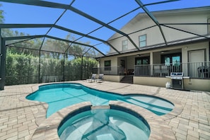 Outdoor pool, a heated pool - LUXE: Walk to Beach, 2 Kings, Pool & Spa (Naples)