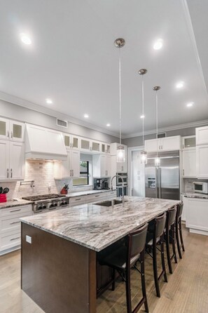 Fridge, microwave, oven, stovetop - LUXE: Walk to Beach, 2 Kings, Pool & Spa (Naples)