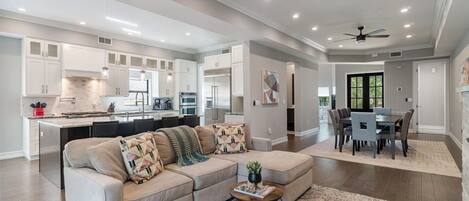 TV connectée, cheminée, espaces bureaux