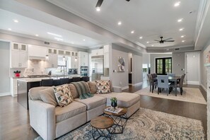 Smart TV, caminetto, studio