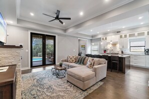 Smart TV, chimenea y oficina 