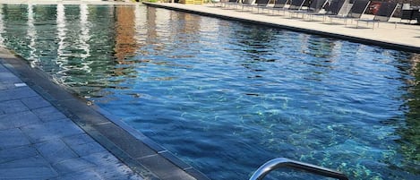 Una piscina techada, una piscina al aire libre