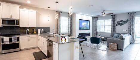 大型冷蔵庫、電子レンジ、オーブン、コンロ